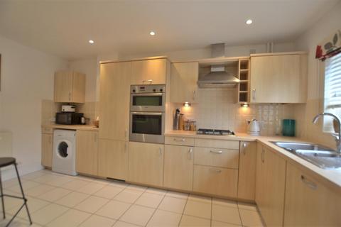 4 bedroom house to rent, Chertsey Street, Fleet GU51