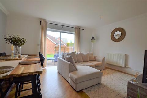 4 bedroom house to rent, Chertsey Street, Fleet GU51