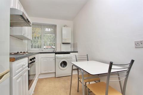 Studio to rent, Green Lanes, London N4