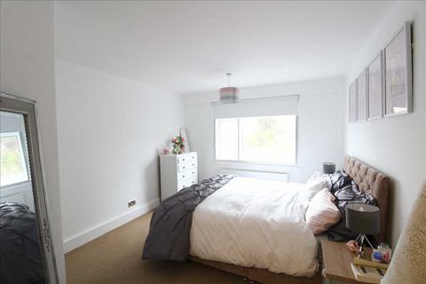 2 bedroom apartment to rent, Grand Drive, Leigh on Sea SS9