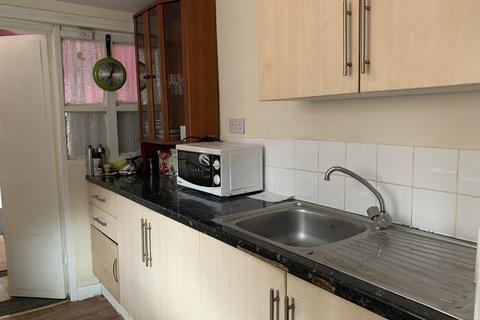 3 bedroom end of terrace house to rent, Santley Street, Longsight