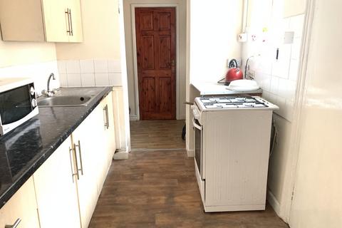 3 bedroom end of terrace house to rent, Santley Street, Longsight