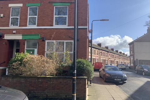 4 bedroom end of terrace house to rent, Henretta Street, Old Trafford