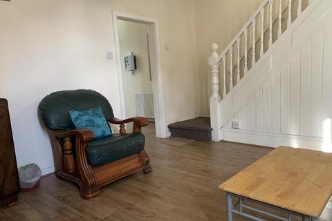 4 bedroom end of terrace house to rent, Henretta Street, Old Trafford