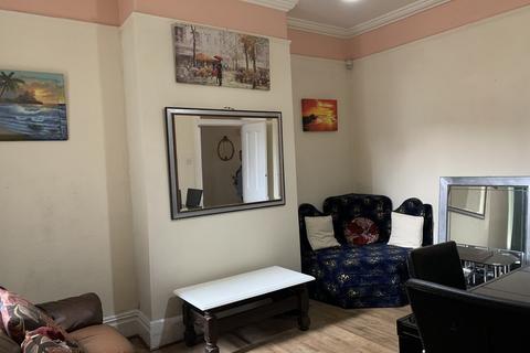 4 bedroom terraced house to rent, Darnley Street, Old Trafford