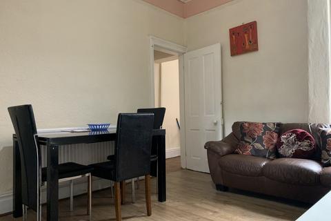 4 bedroom terraced house to rent, Darnley Street, Old Trafford