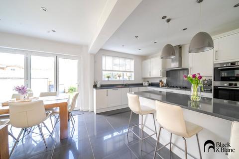 17 Ash Tree Close, Croydon, CR0 7SR