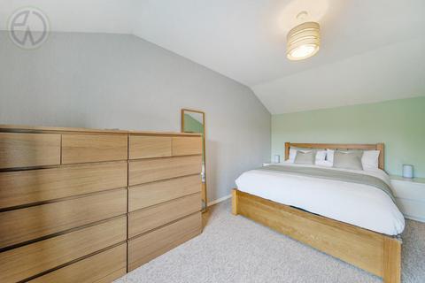 32 Hogarth Crescent, London, SW19 2DW