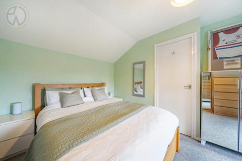 32 Hogarth Crescent, London, SW19 2DW