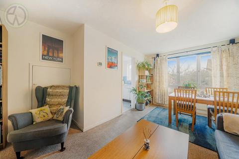 32 Hogarth Crescent, London, SW19 2DW