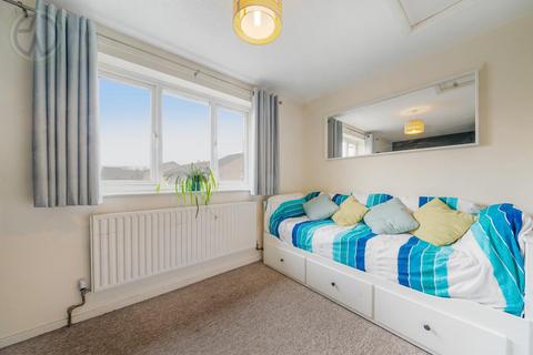 32 Hogarth Crescent, London, SW19 2DW