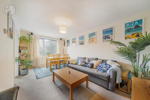 32 Hogarth Crescent, London, SW19 2DW