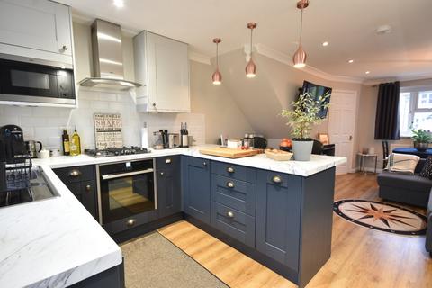 16 Toronto Drive, Smallfield, Horley, RH6 9RB