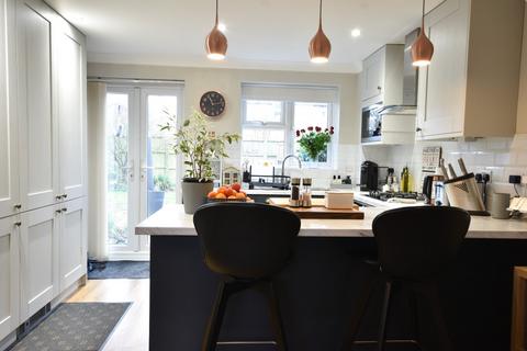 16 Toronto Drive, Smallfield, Horley, RH6 9RB