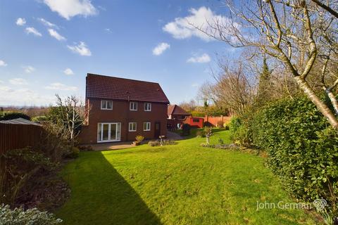 4 bedroom detached house for sale, Latham Close, Burton-on-Trent