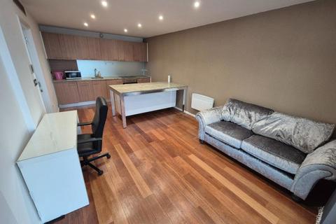 2 bedroom apartment to rent, Beetham Tower, Birmingham B1