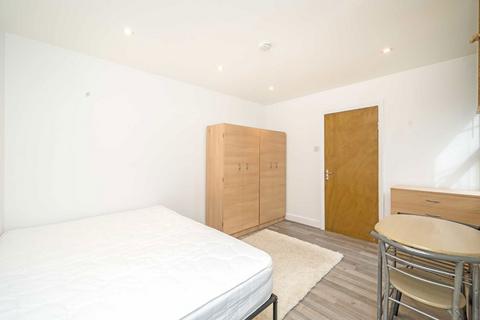 Studio to rent, Uxbridge Road, London W7