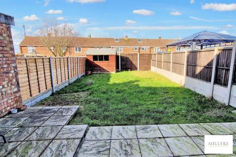 3 bedroom terraced house to rent, Queens Road, North Weald