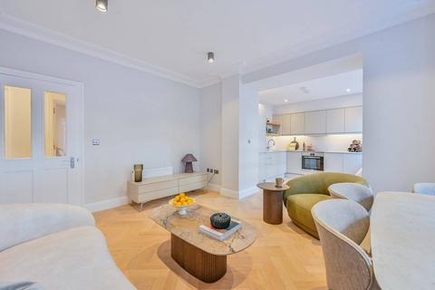 undefined, Hamlet Gardens, Ravenscourt Park, London, W6