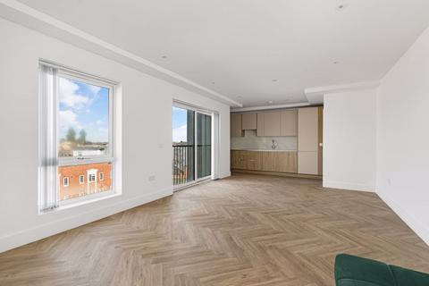 3 bedroom apartment to rent, Auckland House, Walton on Thames.