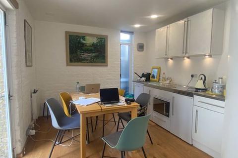 1 bedroom mews to rent, Creek Studio. Hampton Court