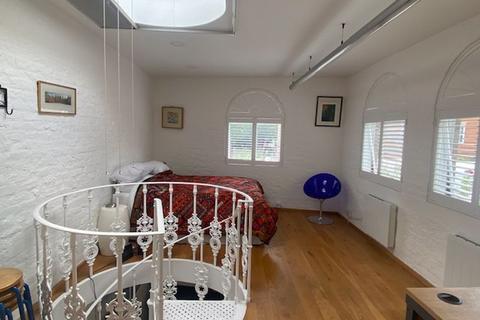 1 bedroom mews to rent, Creek Studio. Hampton Court