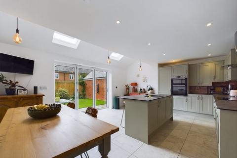 2 Badger Close, Langport, TA10 9FJ