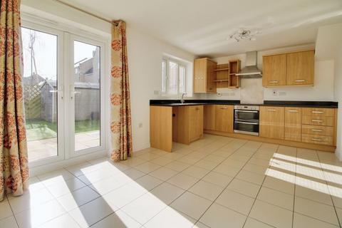 4 bedroom terraced house for sale, Buttercup Avenue, St. Neots PE19