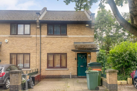 3 bedroom end of terrace house to rent, Hanover Avenue, London, E16