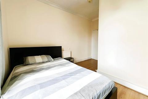 1 bedroom apartment to rent, Farnham Road, Guildford, Surrey, GU2