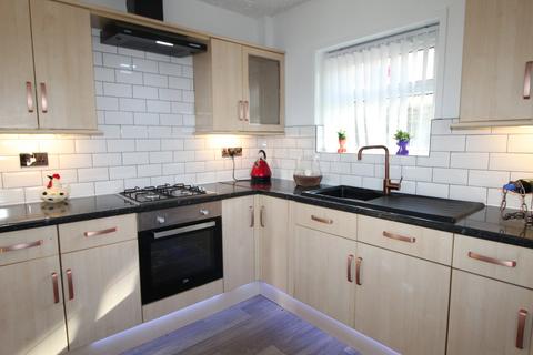 3 bedroom end of terrace house for sale, Whin Knoll Avenue, Keighley, BD21