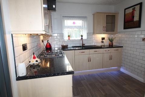 3 bedroom end of terrace house for sale, Whin Knoll Avenue, Keighley, BD21