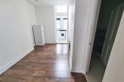 2 bedroom flat to rent, Westow Hill, Crystal Palace, Norwood, SE19 1SB, UK