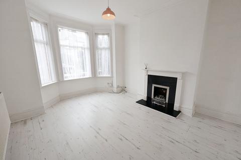 3 bedroom semi-detached house to rent, Lindsay Road, Manchester M19
