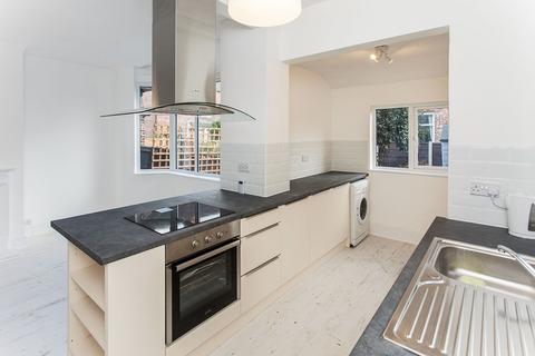 3 bedroom semi-detached house to rent, Lindsay Road, Manchester M19
