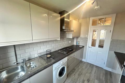 3 bedroom flat to rent, Balham Hill, London SW12