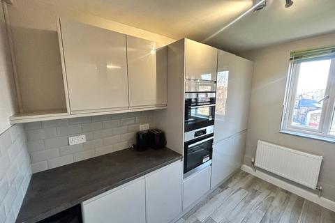 3 bedroom flat to rent, Balham Hill, London SW12