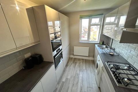 3 bedroom flat to rent, Balham Hill, London SW12