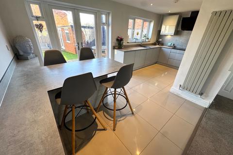 3 bedroom semi-detached house for sale, Buckingham Drive, Luton