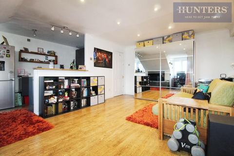 Studio for sale, River Meads, St Margarets