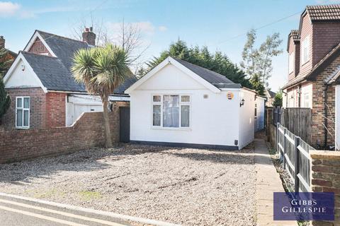 3 bedroom bungalow to rent, Royal Lane, Uxbridge, UB8