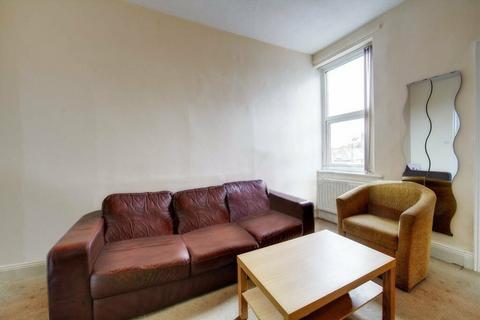 3 bedroom flat to rent, Helmsley Road, Newcastle upon Tyne, NE2 1DL