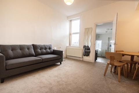 3 bedroom flat to rent, Helmsley Road, Newcastle upon Tyne, NE2 1DL