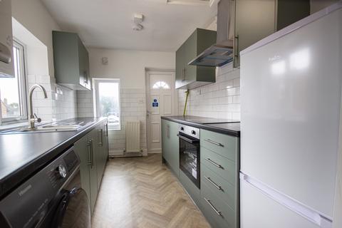 3 bedroom flat to rent, Helmsley Road, Newcastle upon Tyne, NE2 1DL