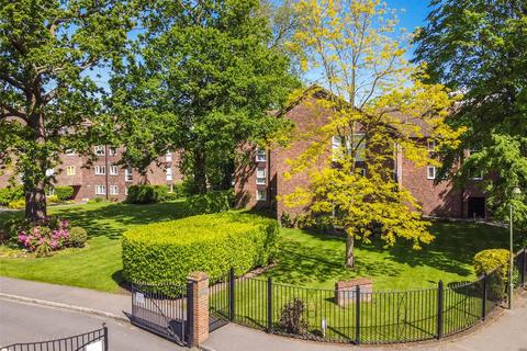 3 bedroom flat for sale, Hillrise, Walton-On-Thames, KT12