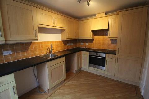 3 bedroom end of terrace house to rent, Hastings Way, Halifax