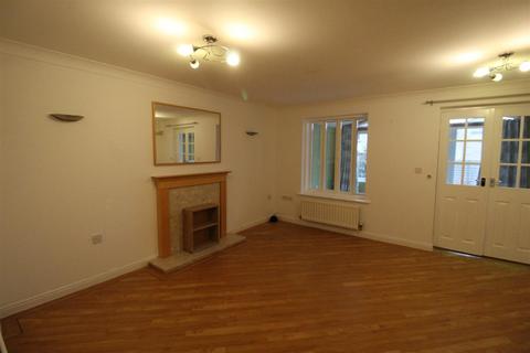 3 bedroom end of terrace house to rent, Hastings Way, Halifax