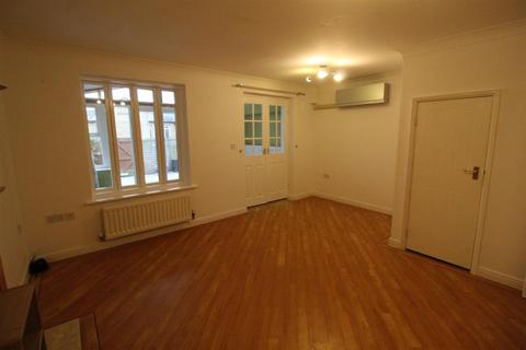 3 bedroom end of terrace house to rent, Hastings Way, Halifax