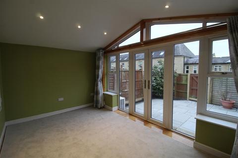 3 bedroom end of terrace house to rent, Hastings Way, Halifax