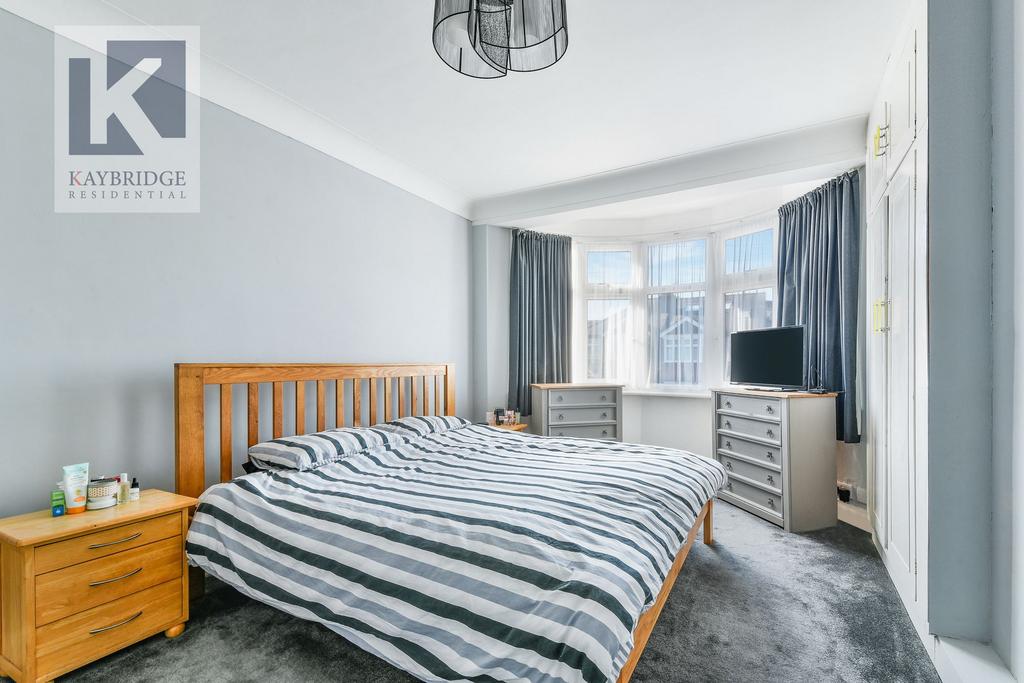 Chalgrove Avenue, Morden - SM4 5 RB